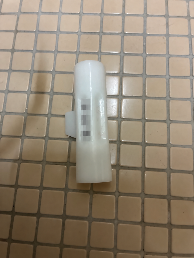 白い樹脂製の便座締付工具