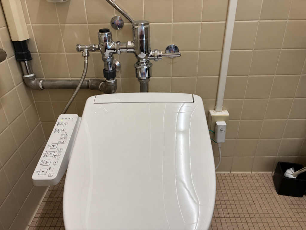 フラッシュバルブ式トイレに取り付けた交換後のTOTOウォシュレット