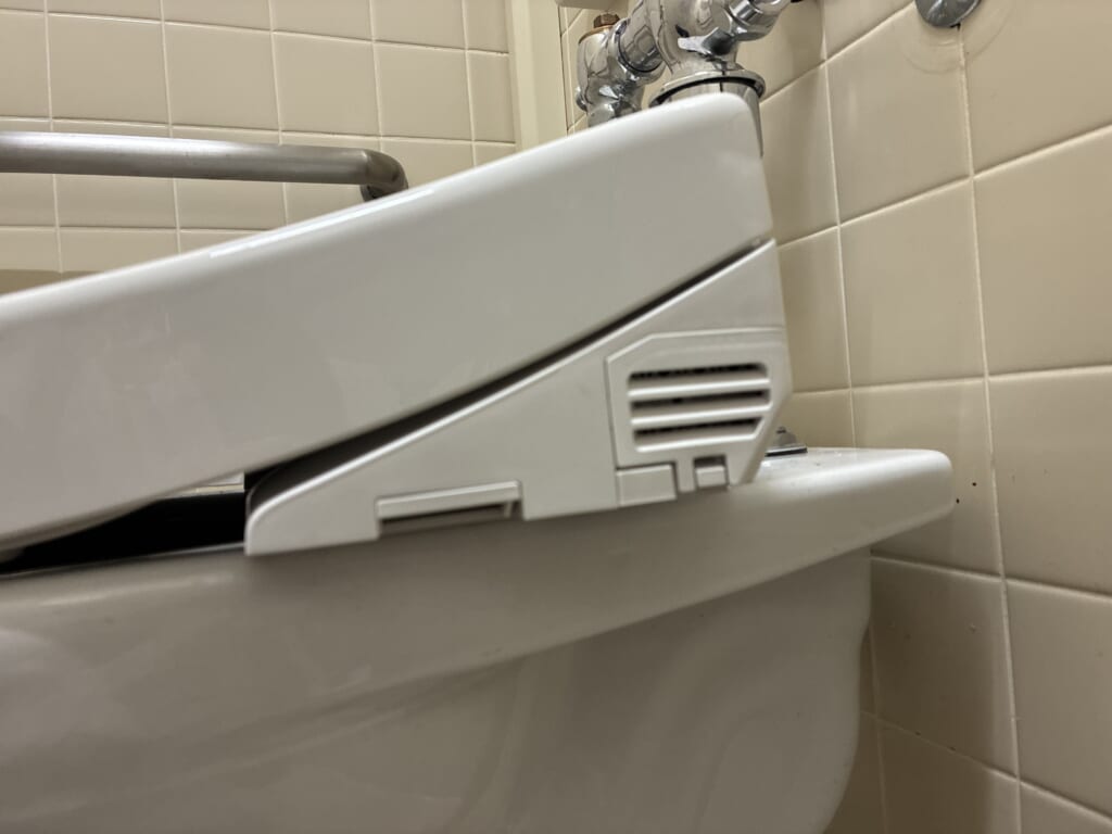 新しいウォシュレット側面にある本体取り外しボタン